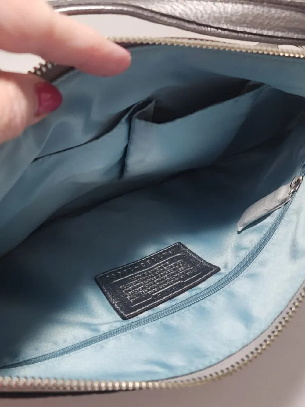 Coach - Matte Silver Leather Crossbody with tab pockets - Picture 5 of 5